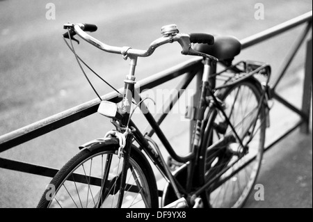 Old style location verrouillé sur une balustrade à Paris France Banque D'Images