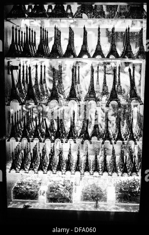 La vitrine à l'intérieur de la Tour Eiffel avec modèle de souvenirs sur tours vente. Banque D'Images