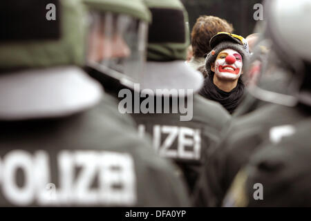 Un G8 manifestant habillé en clown se profile au une ligne de policiers anti-émeute personnel à un rassemblement au à l'occasion de 'Migration' Journée à Rostock, Allemagne, 4 juin 2007. Le sommet du G8 aura lieu à Heiligendamm du 06 au 08 juin. Photo : Jan Woitas Banque D'Images