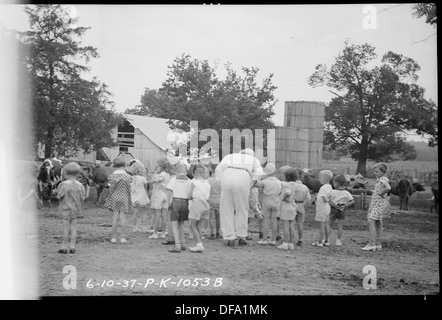 School-Village TVA 5E1, la classe de maternelle de 1937 Visiter les produits laitiers, avec des adultes 279994 Banque D'Images