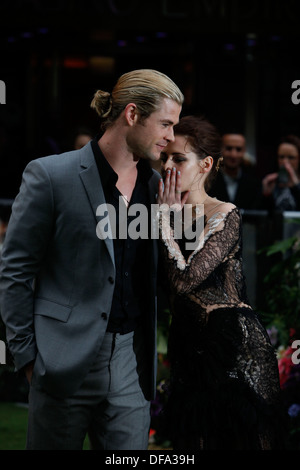 Kristen Stewart et Chris Hemsworth arrivant pour la première mondiale de Blanche-Neige et le chasseur à l'Empire et Odeon Cinem Banque D'Images