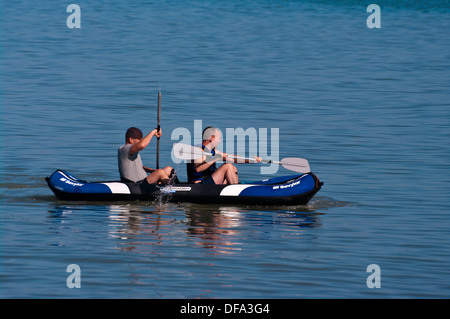 2 hommes kayak dans un kayak sur la mer Banque D'Images