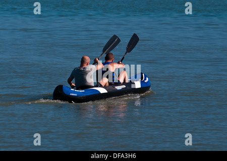 2 hommes kayak dans un kayak sur la mer Banque D'Images