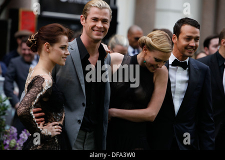 Kristen Stewart Lto (R), Chris Hemsworth, Charlize Theron et directeur Rupert Sanders assister à la première mondiale du film de Banque D'Images