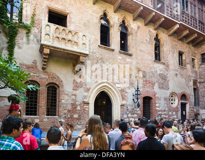 Des foules de touristes en dessous du balcon de la Casa di Giulietta (la maison de Juliette), via Cappello, Vérone, Vénétie, Italie Banque D'Images