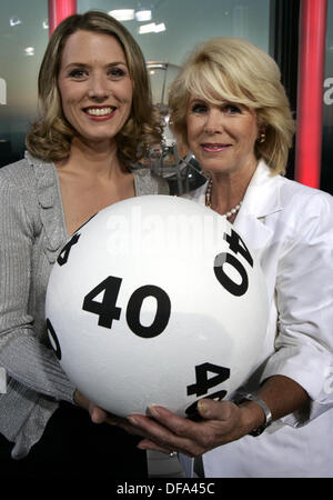 L'actuel "lotto fairy' Franziska Reichenbacher (l) et son prédécesseur Karin Tietze-Ludwig (r) tenir un énorme ballon lotto le 3 septembre en 2005. Banque D'Images