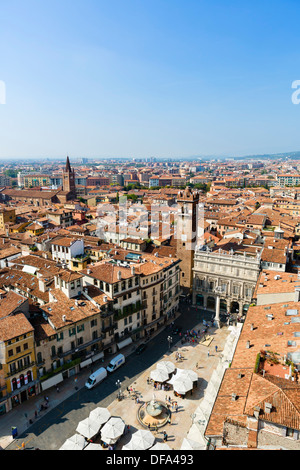 Vue sur la Piazza delle Erbe et les toits de la ville de la Torre dei Lamberti, Vérone, Vénétie, Italie Banque D'Images