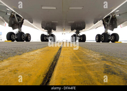 Les nouveaux avions gros porteurs Airbus A380 avec son train d'atterrissage est debout sur l'aéroport Rhin-Main à Francfort sur le Main, le lundi, 19 mars 2007. Photo : Lufthansa  + + +(c) afp - + + + Banque D'Images