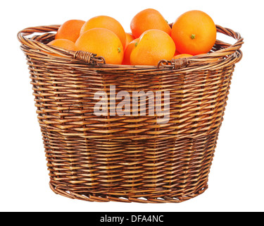 Oranges dans panier en osier isolé sur fond blanc. Banque D'Images