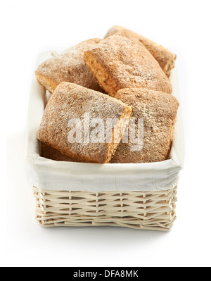 Bande de brun en bonne santé dans un panier de petits pains blancs Banque D'Images