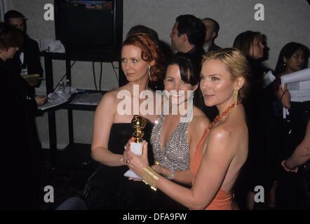 KIM CATTRALL avec Cynthia Nixon et Kristin Davis.La 59e Golden s au Beverly Hilton Hotel de Beverly Hills , Ca. 2002.k23844mf.(Image Crédit : © Michael Ferguson/Photos/ZUMAPRESS.com) Globe Banque D'Images