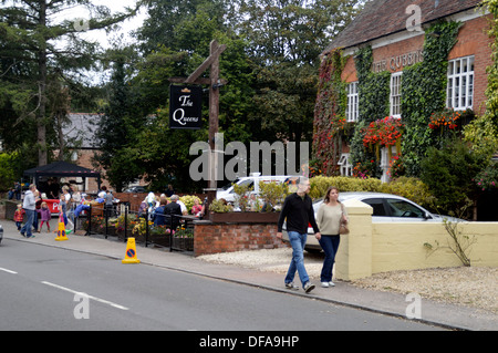 La Queens public house, Belbroughton près de Loire-atlantique dans les Midlands de l'Ouest, les gens marcher sur la chaussée trottoir' Banque D'Images