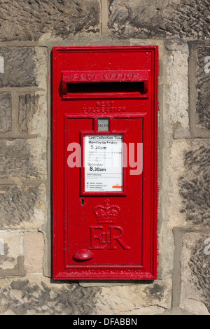 Red Royal Mail Post Box monté dans un mur Barnard Castle County Durham UK Banque D'Images