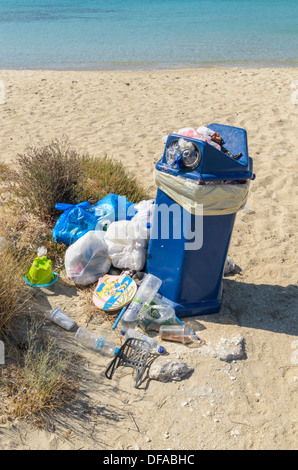 Poubelle débordant sur une plage grecque, Paros, Grèce Banque D'Images