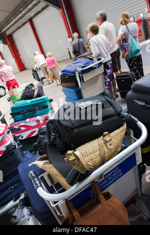 Chariots à bagages des passagers de croisière au départ. Port de Southampton England UK Banque D'Images