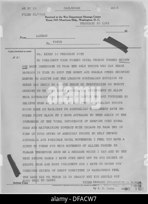Cette image montre Winston Churchill envoyant un message à Franklin D. Roosevelt pendant la première Guerre mondiale la communication reflète la relation étroite et la collaboration stratégique entre les dirigeants britanniques et américains pendant la guerre, en se concentrant sur des objectifs communs et la diplomatie en temps de guerre. Banque D'Images