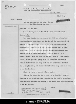 Une photographie de Winston Churchill, premier ministre britannique, livrant un message au président américain Franklin D. Roosevelt pendant la première Guerre mondiale L'image met en évidence la forte relation diplomatique entre les deux dirigeants. Banque D'Images