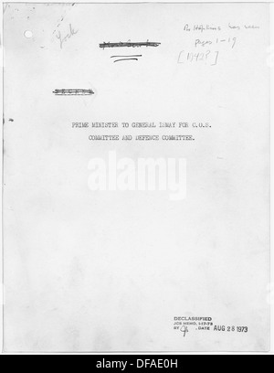 Photographie historique représentant Winston Churchill s'adressant à Lord Ismay en 1950. L'image reflète la période de l'après-seconde Guerre mondiale et les relations politiques importantes entre le Royaume-Uni et d'autres dirigeants mondiaux. Banque D'Images