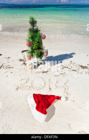 Nouvelle Année d'été sur la plage avec l'arbre de Noël et des numéros 2014 Banque D'Images