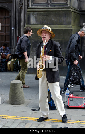 Saxophoniste de la rue pendant le Festival Fringe dans le Royal Mile, Édimbourg, Écosse. Banque D'Images