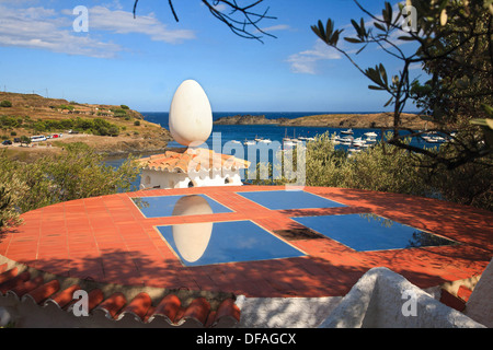 Un oeuf sur le toit de la maison de Salvador Dali à Port Lligat près de Cadaquès, Catalogne, Espagne Banque D'Images