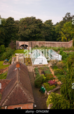 Vue aérienne de serres en verre dans un jardin de fleurs UK Banque D'Images