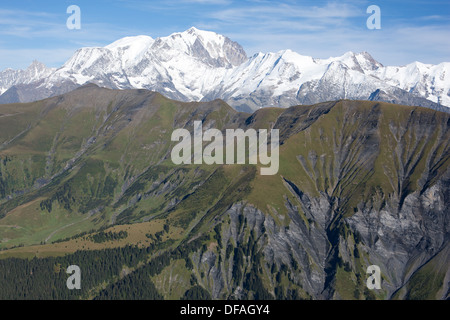 VUE AÉRIENNE.Mont blanc de 4810 mètres de haut, debout derrière le Mont Joly herbacé (altitude : 2525m).Haute-Savoie, Auvergne-Rhône-Alpes, France. Banque D'Images