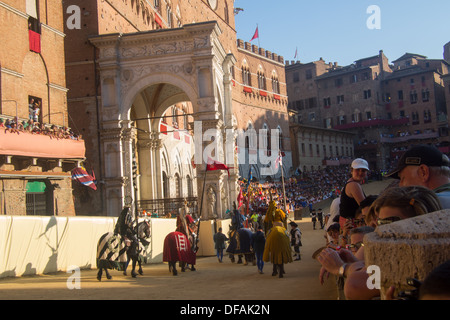 Défilés avant la course de chevaux du Palio à Il Campo (ville médiévale square), Sienne, Toscane, Italie. Banque D'Images