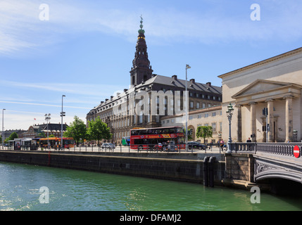 Vue sur canal devant Christiansborg Palace sur Slotsholmen ou château Isle à Copenhague, Danemark, Scandinavie Banque D'Images