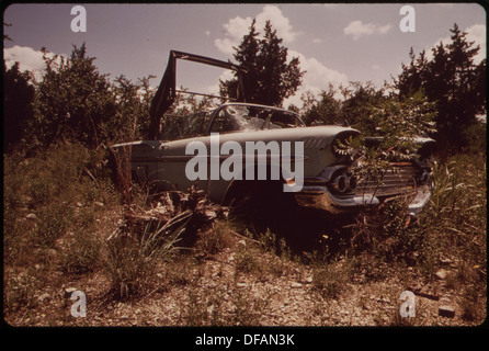 AUTO abandonnés. (À PARTIR DE L'EXPOSITION DOCUMERICA-1. Pour d'AUTRES IMAGES DE CETTE AFFECTATION, VOIR FICHE N°35) 553008. Banque D'Images