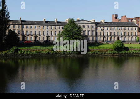 Vue sur Carlton place, maison de ville géorgienne mitoyenne sur la rive sud de la rivière Clyde dans le centre-ville de Glasgow, Écosse, Royaume-Uni, Europe Banque D'Images