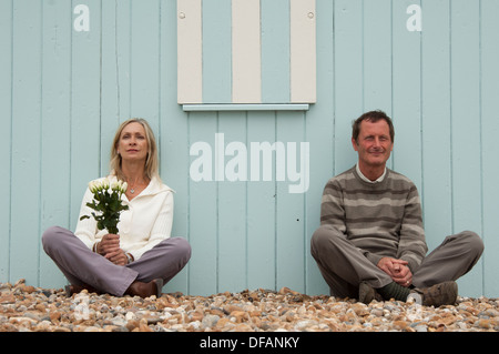 Couple de l'autre sur la plage, relation briser Banque D'Images