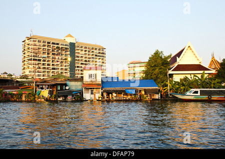 Maisons thaï le long de la khlong à Bangkok, Thaïlande. Banque D'Images