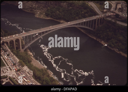 Vue aérienne de la rivière Niagara en aval des chutes, montrant le pont Arc-en-ciel qui s'ASSOCIE À L'AMÉRICAIN ET CANADIEN ET D'autre... 549469 Banque D'Images