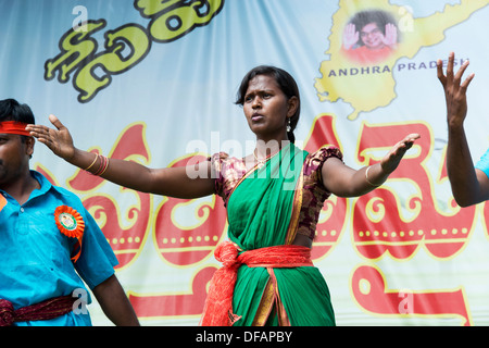 Indian girl habillé en costume traditionnel à danser à un rassemblement. Puttaparthi, Andhra Pradesh, Inde Banque D'Images