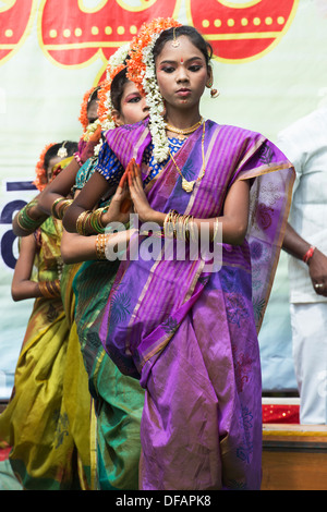 Les filles indiennes habillés en costumes traditionnels à danser à un rassemblement. Puttaparthi, Andhra Pradesh, Inde Banque D'Images