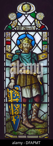 Saint Oswald, détail de fenêtre côté Nord. Église de Saint Michel et de tous les anges. Beetham, Cumbria, Angleterre, Royaume-Uni. Banque D'Images