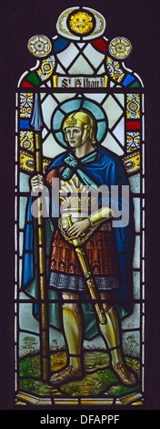 Saint Alban, détail de fenêtre côté Nord. Église de Saint Michel et de tous les anges. Beetham, Cumbria, Angleterre, Royaume-Uni. Banque D'Images