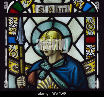 Saint Alban, détail de fenêtre côté Nord. Église de Saint Michel et de tous les anges. Beetham, Cumbria, Angleterre, Royaume-Uni. Banque D'Images