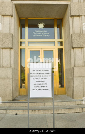 Washington, DC, USA. 1 octobre, 2013. Avis de fermeture à l'avant du Musée National d'histoire naturelle sur la première journée d'un arrêt du gouvernement fédéral causé par une impasse sur la colline du Capitole. Crédit : Jay Egelsbach/ZUMAPRESS.com/Alamy Live News Banque D'Images