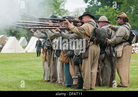 Les soldats confédérés au Thunder Bay sur la reconstitution de la guerre de Sécession de Plymouth, en Caroline du Nord, aux États-Unis. Banque D'Images