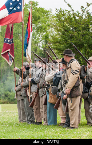 Les soldats confédérés au Thunder Bay sur la reconstitution de la guerre de Sécession de Plymouth, en Caroline du Nord, aux États-Unis. Banque D'Images