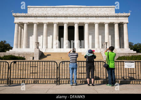 Washington DC, USA. 06Th Oct, 2013. Le Lincoln Memorial est fermé et barricadées en raison de la fermeture du gouvernement le 1 octobre 2013 à Washington, DC. Le gouvernement fédéral américain fermer à minuit après que le Congrès a été incapable d'adopter un projet de loi de financement sur un différend à l'Obamacare defund. Credit : Kristoffer Tripplaar/Alamy Live News Banque D'Images