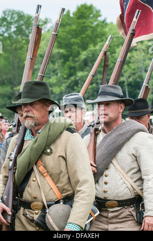 Les soldats confédérés au Thunder Bay sur la reconstitution de la guerre de Sécession de Plymouth, en Caroline du Nord, aux États-Unis. Banque D'Images