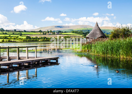 Llangors Lake dans le parc national de Brecon Beacons, le Pays de Galles avec l'sur crannog l'extrême droite. Banque D'Images