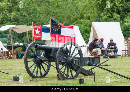 L'unité d'artillerie confédérée action Cannon sur la Thunder Bay American Civil War reenactment Plymouth, Caroline du Nord, USA. Banque D'Images