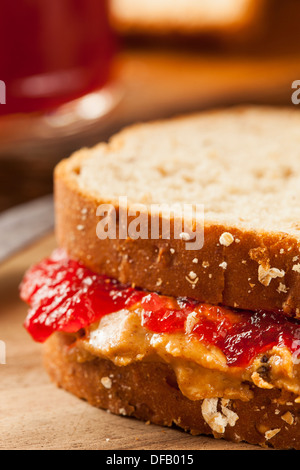 Beurre d'arachide et confiture maison Sandwich sur le blé entier Banque D'Images