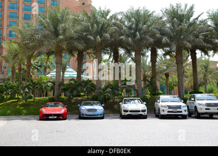 L'Atlantis The Palm hôtel et de limousines. Il est situé sur l'île artificielle de Palm Jumeirah, Dubaï Banque D'Images