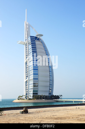 La vue sur le premier hôtel de luxe 7 étoiles Burj Al Arab 'Tour des Arabes" et du site de construction pour un nouvel hôtel Banque D'Images