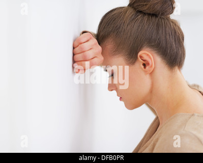 Portrait de jeune femme au foyer a souligné Banque D'Images